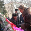 Laying wreaths to the monument of the dead police officers.&nbsp;[Press for large view]