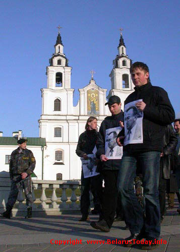 The street action to remember political prisoners and the disappeared people in Belarus was held in Oktiabrskaya Square in Minsk&nbsp;[Press for large view]