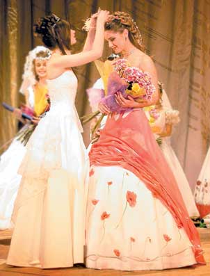 Королева Весна-2003 вручает корону Королеве Весне-2004