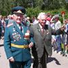 Schoolchildren met the war veterans with flowers&nbsp;[Press for large view]
